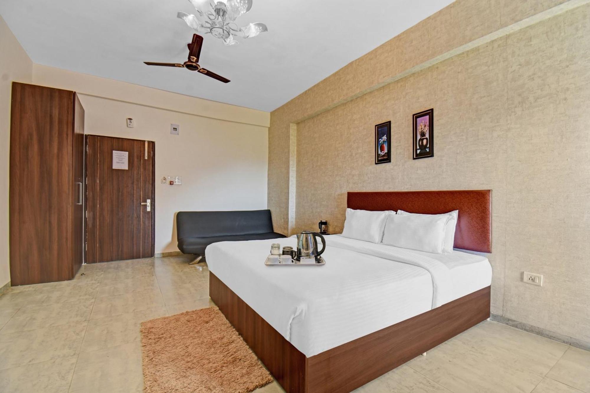 Townhouse Classio Suites Shirdi Exterior photo